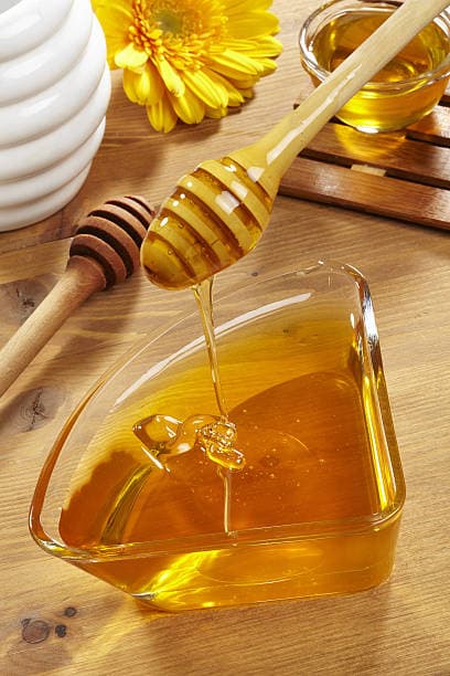 تصویر 1 از عسل طبیعی با رنگ کهربایی و عطر گل های طبیعی